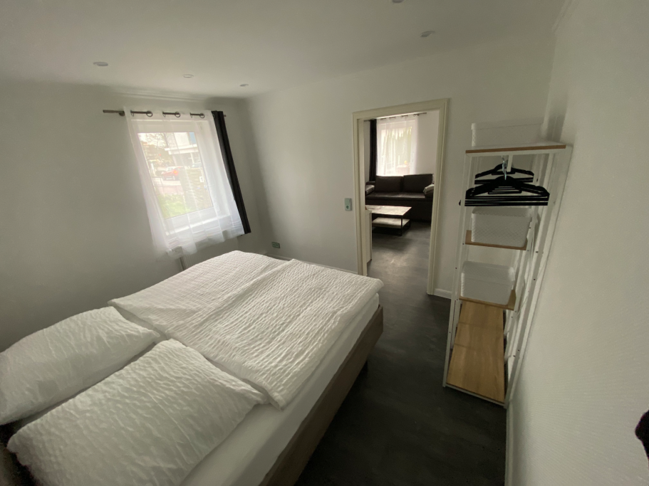 Schlafzimmer mit offenem Kleiderschrank