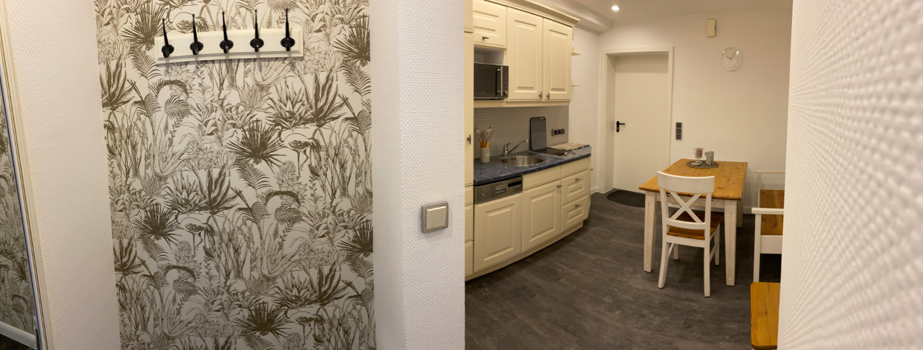 Garderobe und Küche