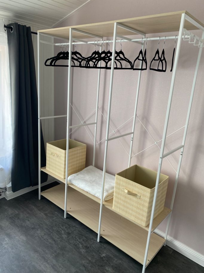 offener Kleiderschrank