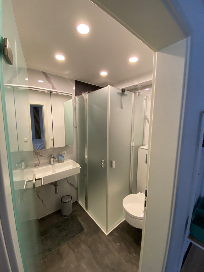 Bad mit ebenerdiger Dusche (90x90)