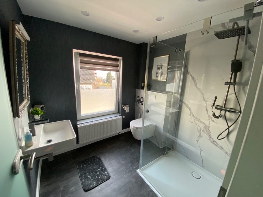 Bad mit ebenerdiger Dusche