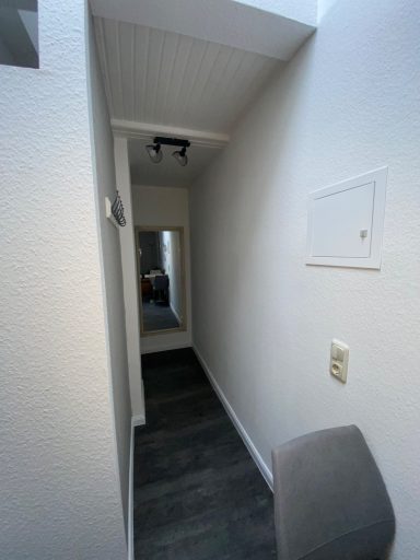 Flur mit Ganzkörperspiegel und Garderobe