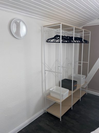 offener Kleiderschrank
